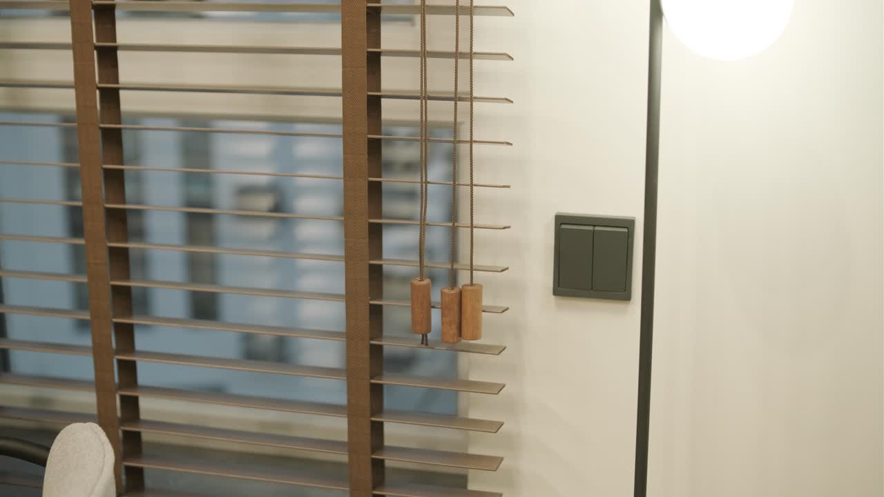 단순한 장식, 중립적인 톤 및 깨한 선을 특징으로하는 미니멀한 아파트 인테리어는 기능성을 강조하여 조용하고 조직적인 주거 공간을 만니다.