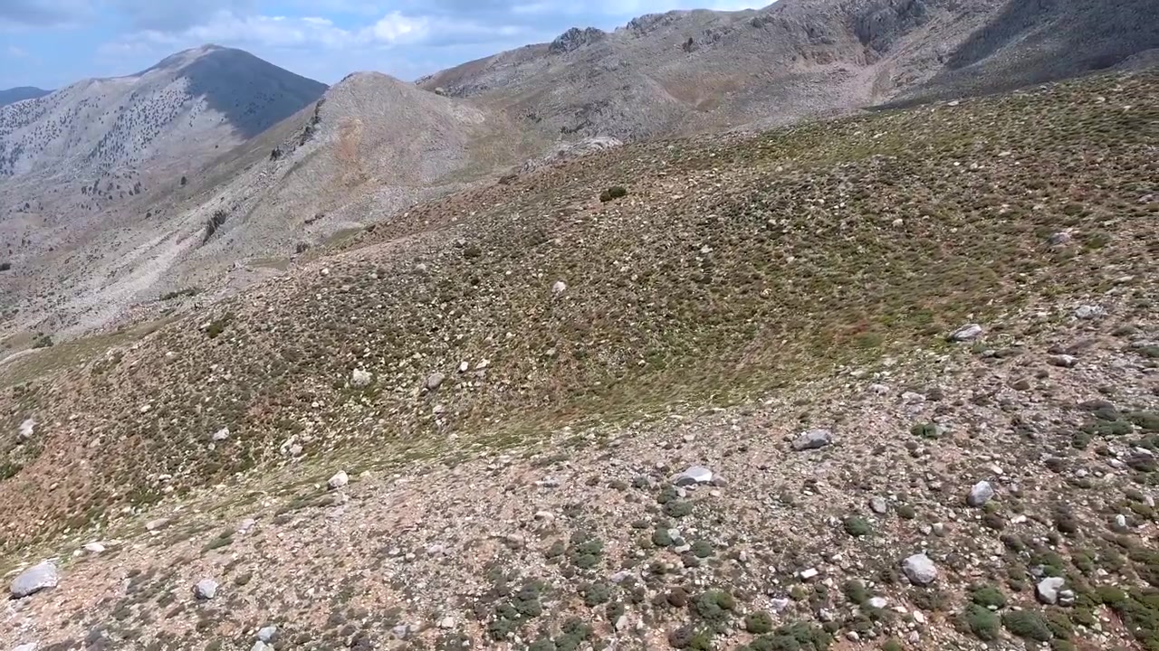 Vista Aérea de Paisagem Montanhosa Acidentada com Vegetação Escassa