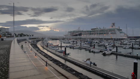 Sonnenaufgangszeitraffer-Des-Hauptseehafens-Von-Ponta-Delgada
