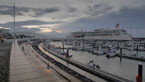 timelapse de la salida del sol del principal puerto marítimo de ponta delgada