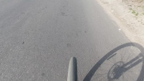 vista superior de la rueda de la bicicleta y el camino. ciclismo en la ciudad.