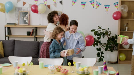 familia celebrando su cumpleaños