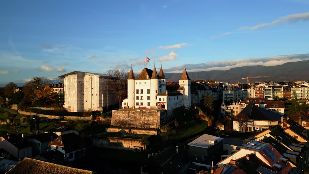 en una toma de avión no tripulado del castillo de nyon al amanecer en el cantón de vaud, suiza