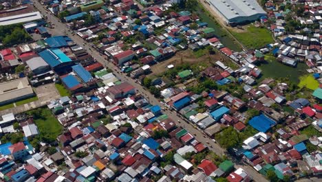 Sobrevuelo-De-Coloridos-Techos-En-Los-Edificios-Residenciales-De-La-Ciudad-De-Surigao