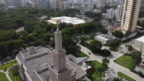 Vista-Panorámica-De-Drones-Que-Muestra-Desde-Arriba-La-Iglesia-De-Jesucristo-De-Los-Santos-De-Los-últimos-Días-Y-Su-Estatua-Dorada-En-El-Abismo