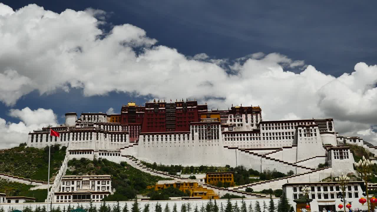 el palacio de potala es el lugar del dalai lama en lhasa, tíbet.