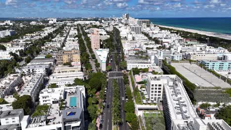 volando sobre la playa de miami con un dron de 4k