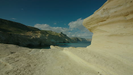 Travelling-Cinematográfico-De-Arenisca-Inusual-En-La-Costa-De-Cabo-De-Gata,-España