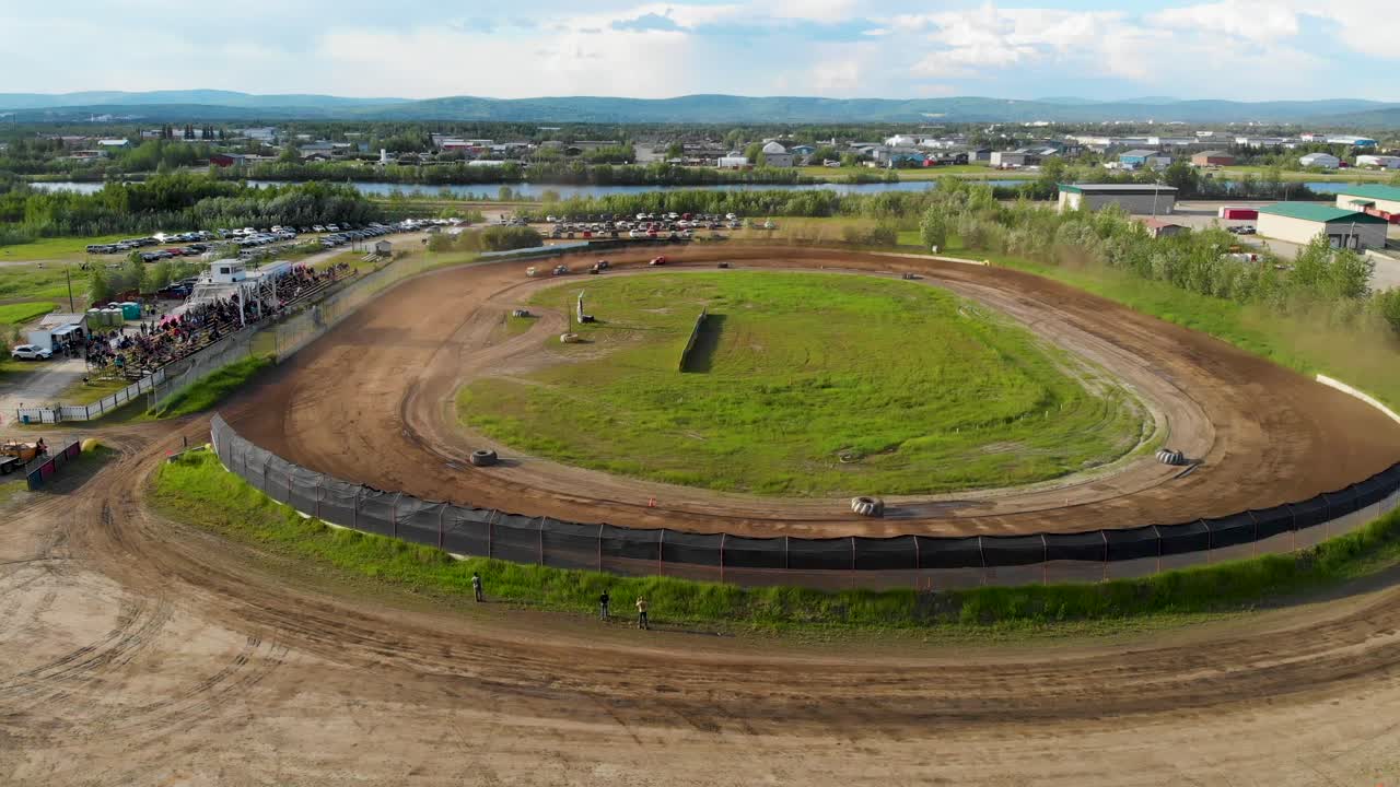 video de drones de 4k de carreras de autos modificados en mitchell raceway en fairbanks, ak durante la soleada tarde de verano-1