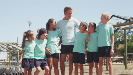 Grupo-De-Niños-Y-Niñas-Caucásicos-Juntos-En-El-Campo-De-Entrenamiento