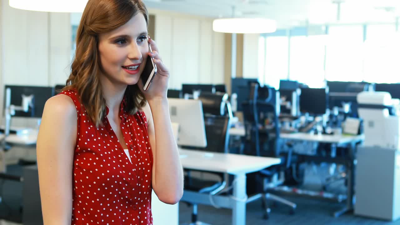 mujer ejecutiva hablando por teléfono móvil