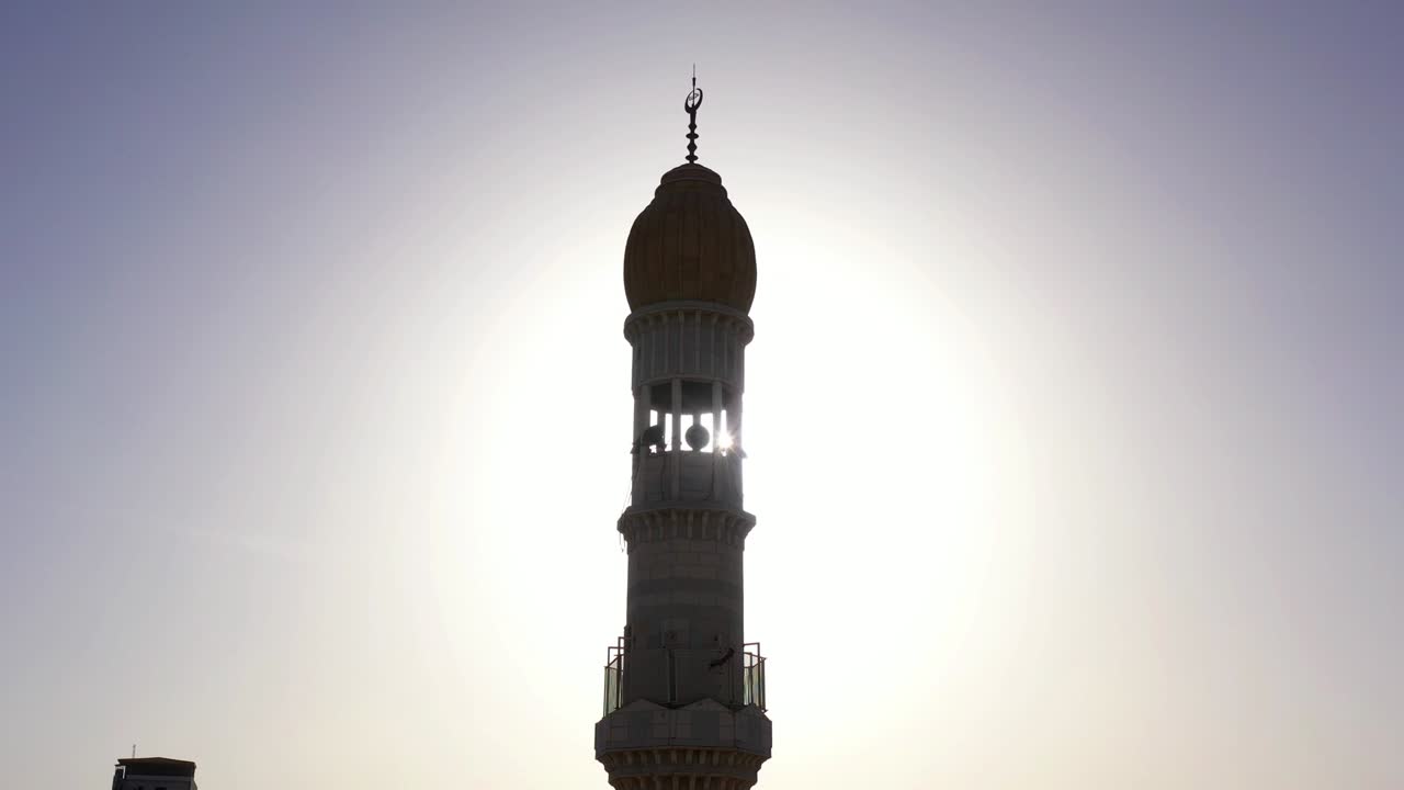minarete de la torre de la mezquita en el campamento de refugiados de anata, en el cielo azul de jerusalén-aérea