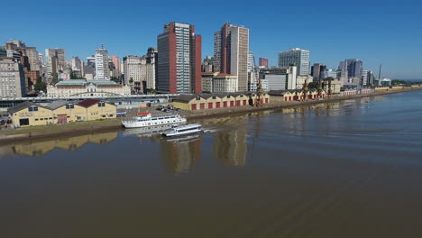 botes pequeños en el puerto de porto alegre