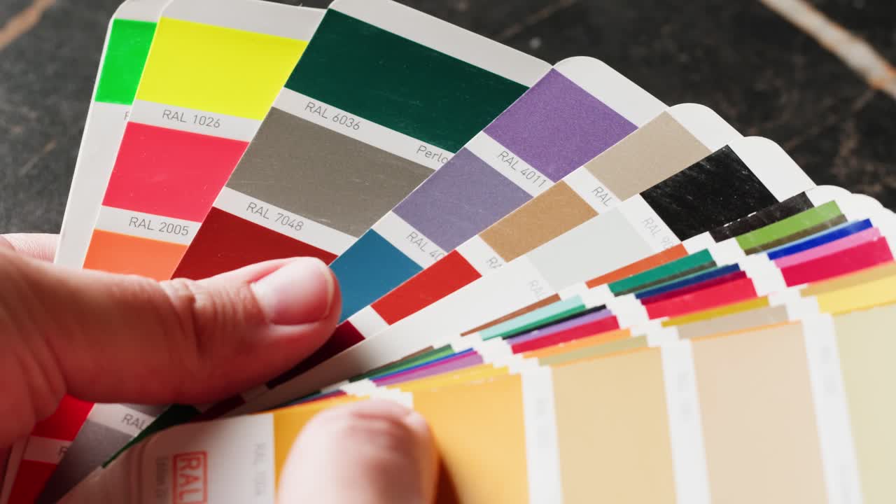 mano con una paleta de colores