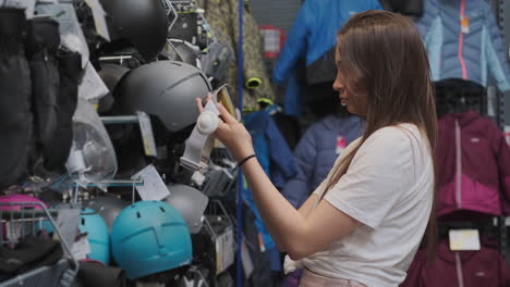 mujer comprando equipo de esquí