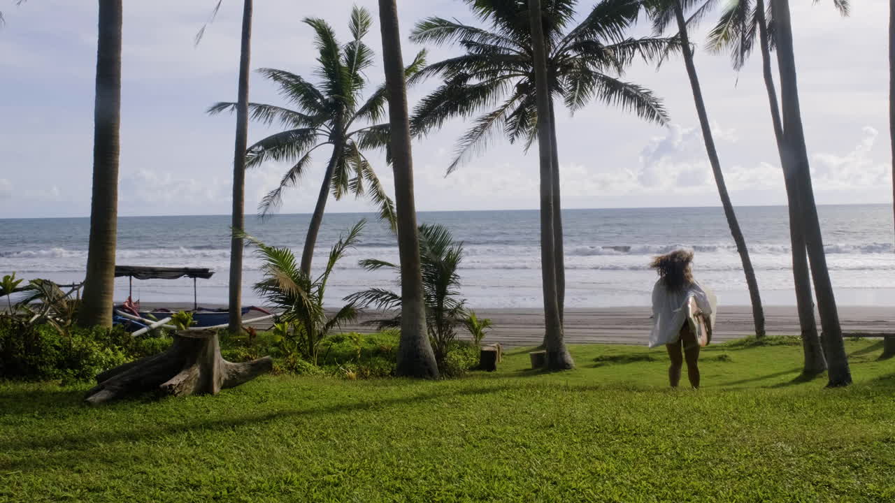 서핑 보드를 들고 는 여자