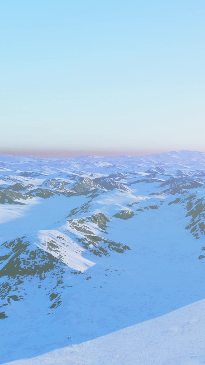 冬の早朝の光に照らされた快晴の雪山