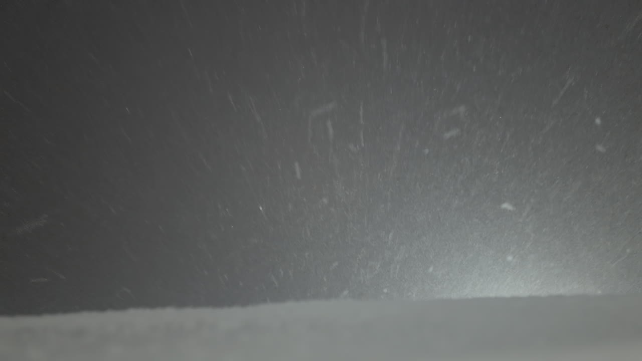 밤에 내리는 눈의 기울어진