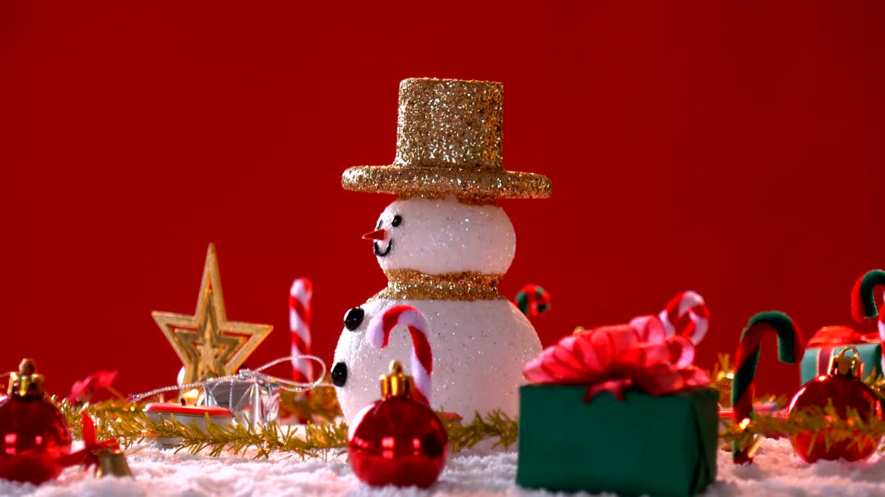 el hombre de nieve y la decoración de la caja de regalos en la nieve para el año nuevo o las vacaciones de navidad internacionales, en la rotación de tiempo feliz 360 grados alrededor de la vista loopable.
