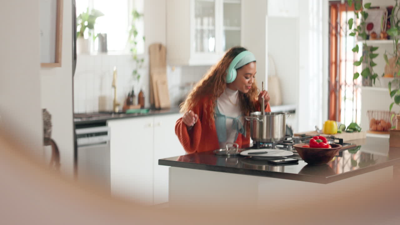 Donna che Cucina e Balla in Cucina
