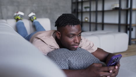 hombre usando el teléfono en casa