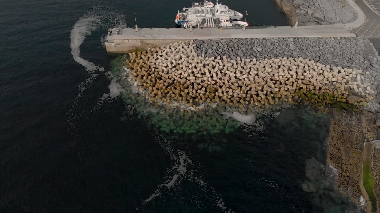공동 두린에 있는 거친 대서양 길을 따라 두린 항구 방향으로 가는 대서양 상공 비행