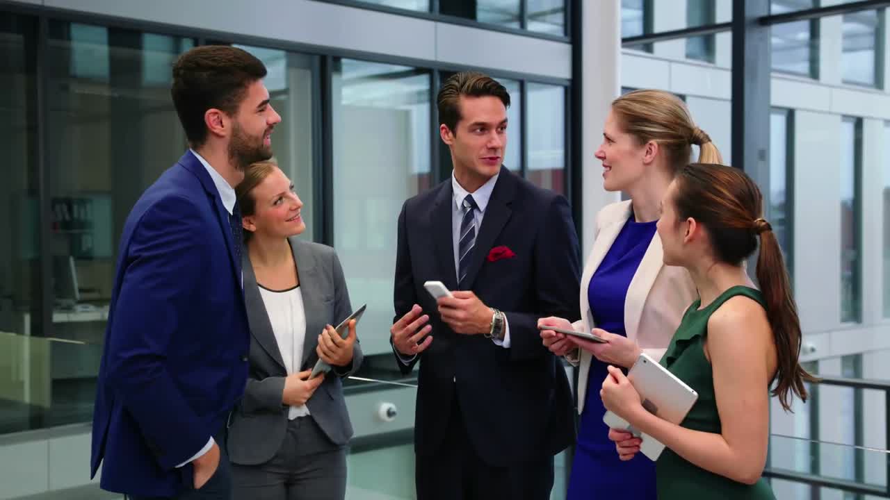 비즈니스 임원들이 서로 상호 작용하고 있습니다.