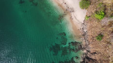 4K-Drohne-Aus-Der-Vogelperspektive-über-Blauem-Meerwasser-Mit-Sandstrand-In-Costa-Rica