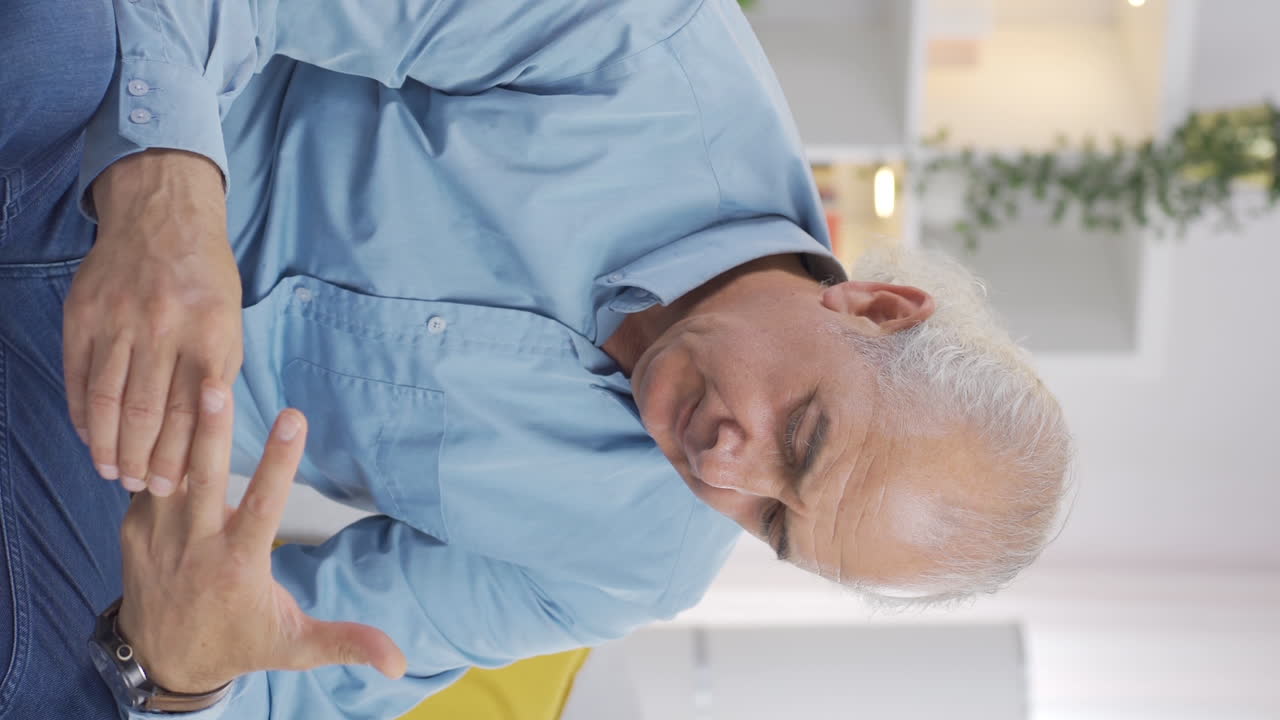 가족 문제가 있는  ⁇ 은이의 수직 비디오.