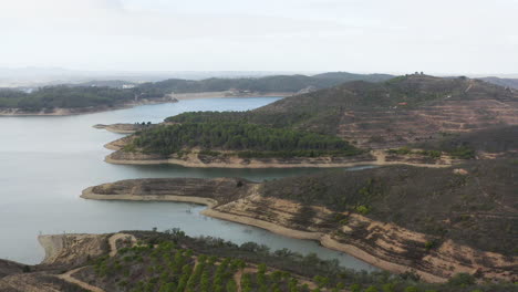 Vuelo-Con-Drones-Sobre-Una-Gran-Cuenca-De-Agua-En-Un-área-Geográfica-Especial-En-El-Sur-De-Portugal-Llamada-Lago-Santa-Clare