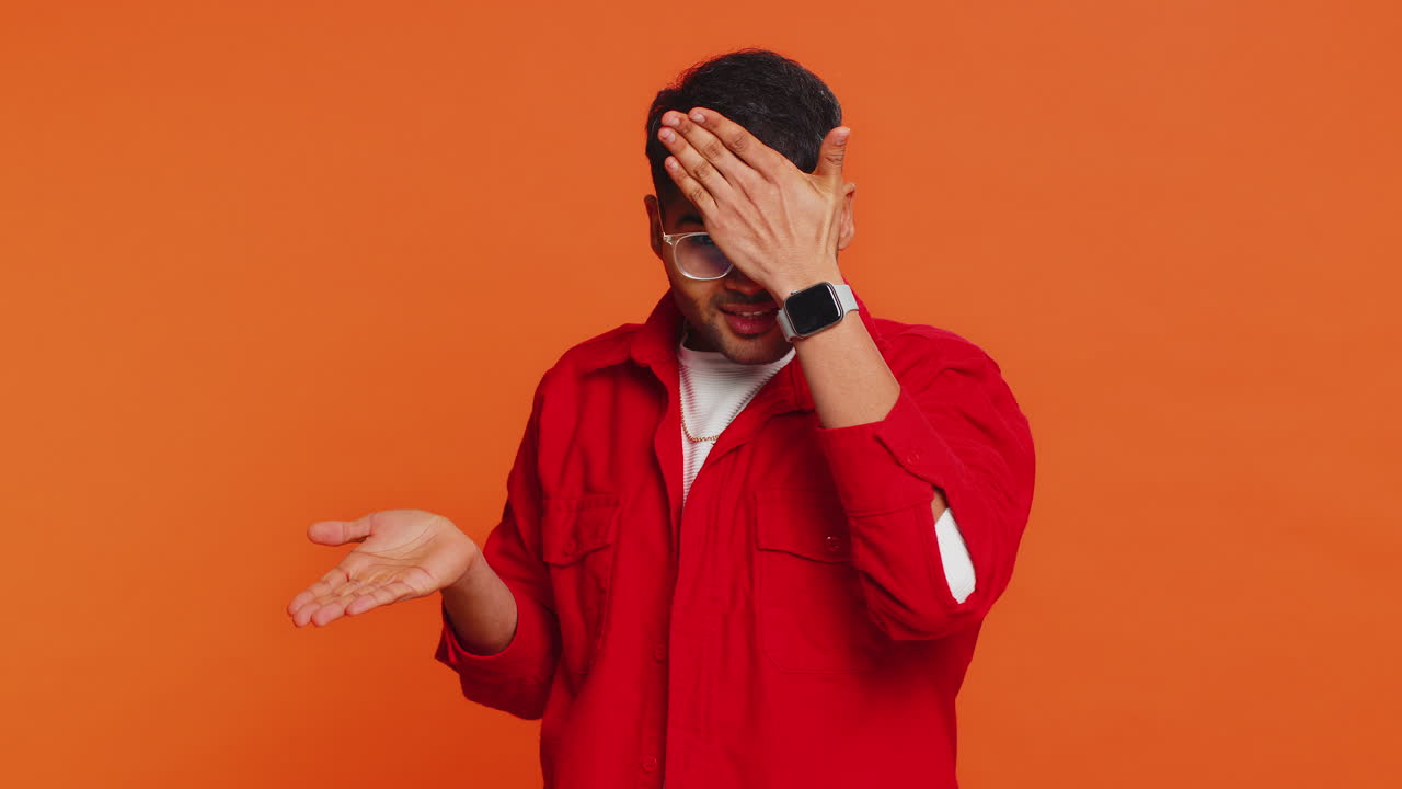 hombre levantando las manos preguntando qué por qué razón del fracaso anti lifehacks ridiculiza incredulidad irritación