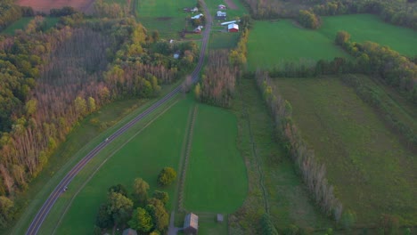 Langsame-Drohnenantenne-über-Dem-Fachwerkhaus-Und-Der-Straße-In-Der-Nähe-Der-Farm-Der-Familie-Joseph-Smith,-Des-Tempels,-Des-Besucherzentrums,-Des-Heiligen-Hains-In-Palmyra,-New-York,-Ursprungsorte-Der-Mormonen-Und-Des-Buches-Mormon