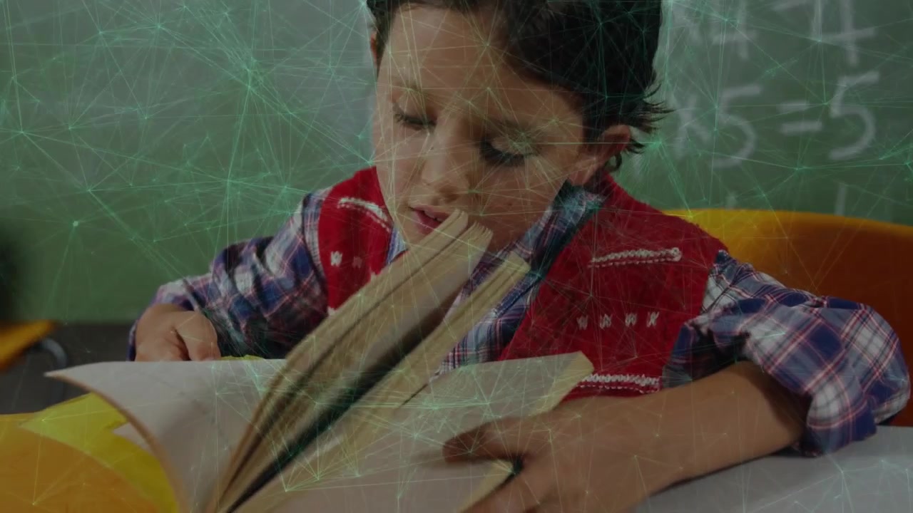 Niño inclinado hacia adelante pasando páginas y tomando notas, con ecuaciones flotantes en la pizarra en un contexto educativo.