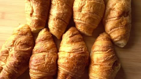 concepto de alimentos para la rotación de croissants