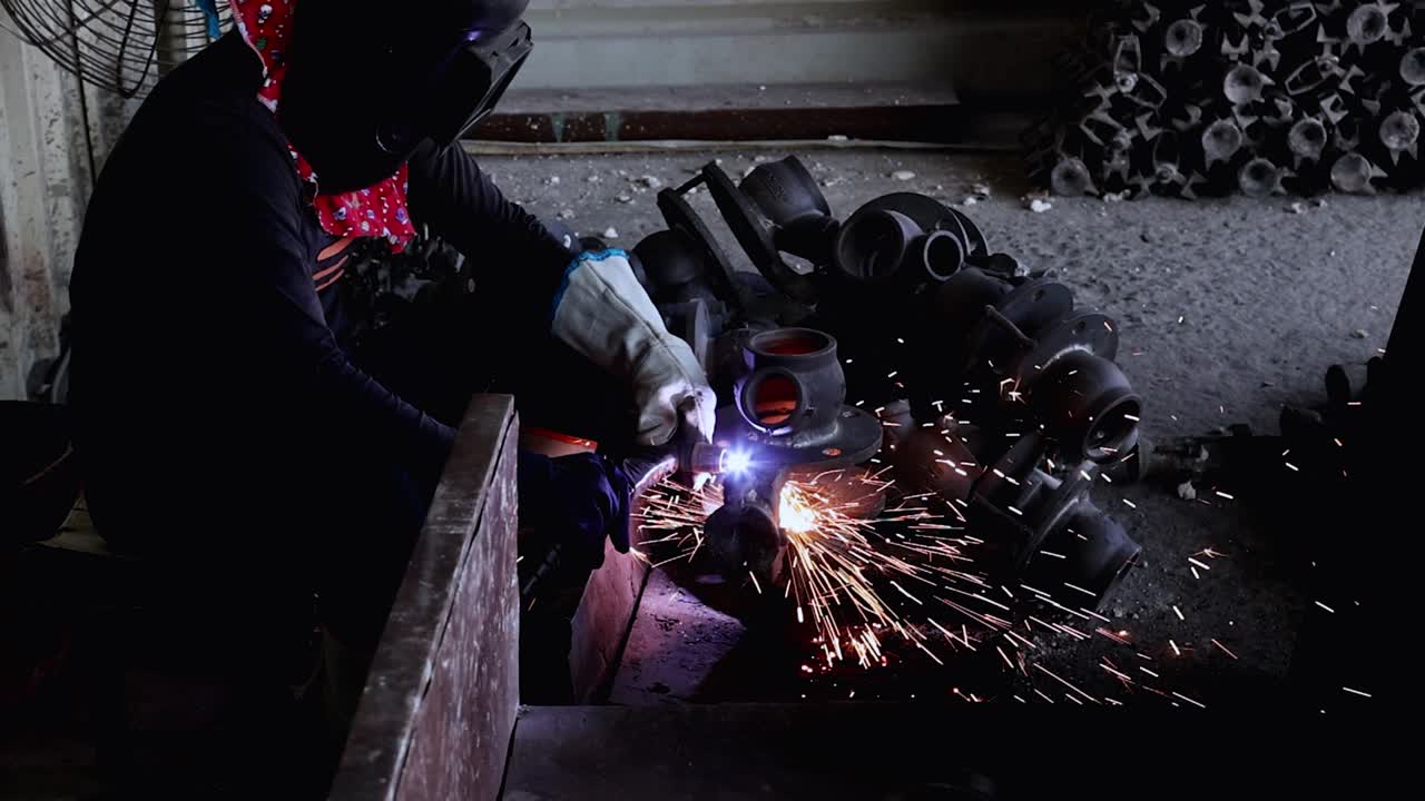 서퍼 슬로 모션 세부 은 원형 도끼로 절단 철