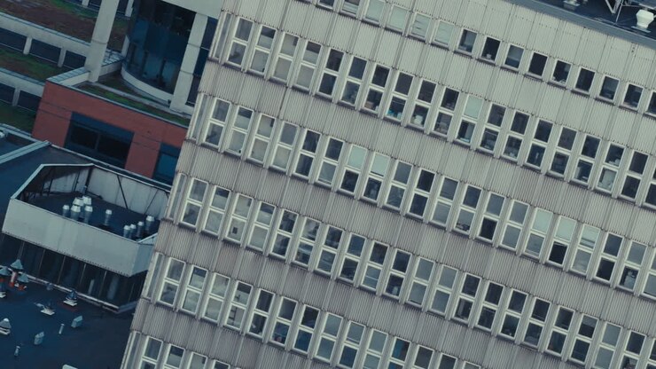 Esterno di un edificio a più piani con finestre a motivo regolare