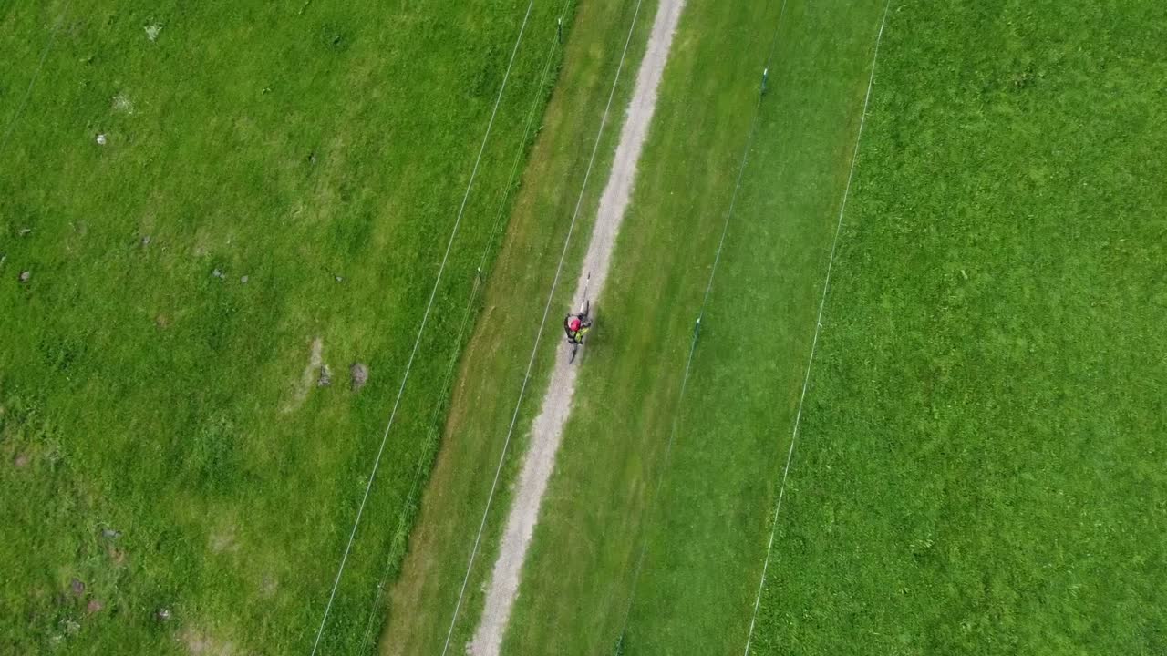 자전거 트레일 공원의 드론  - 자전거 타는 사람이 위로 당겨지는 엘리베이터에서 새의 눈으로 볼 수 있습니다.