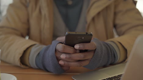 Hombre-Afroamericano-Enviando-Mensajes-A-Través-De-Un-Teléfono-Inteligente