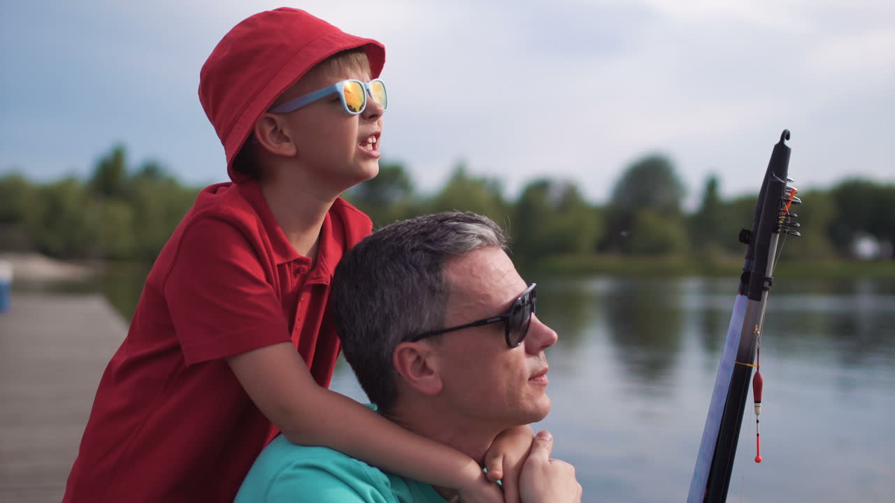 padre e hijo pescando