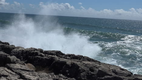 las olas chocando contra la orilla