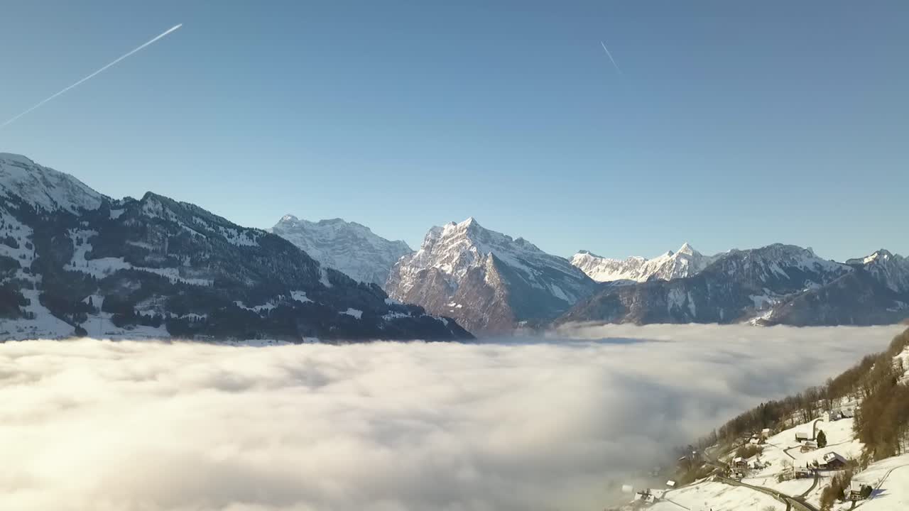 İsviçre Alpleri'nde geniş bir kış panoramasının havadan görünümü.