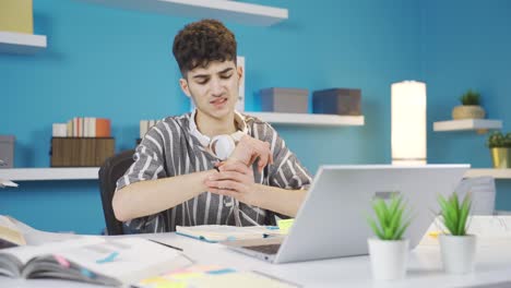 Der-Student,-Dessen-Handgelenk-Beim-Benutzen-Eines-Laptops-Schmerzt.-Gesundheitsproblem.