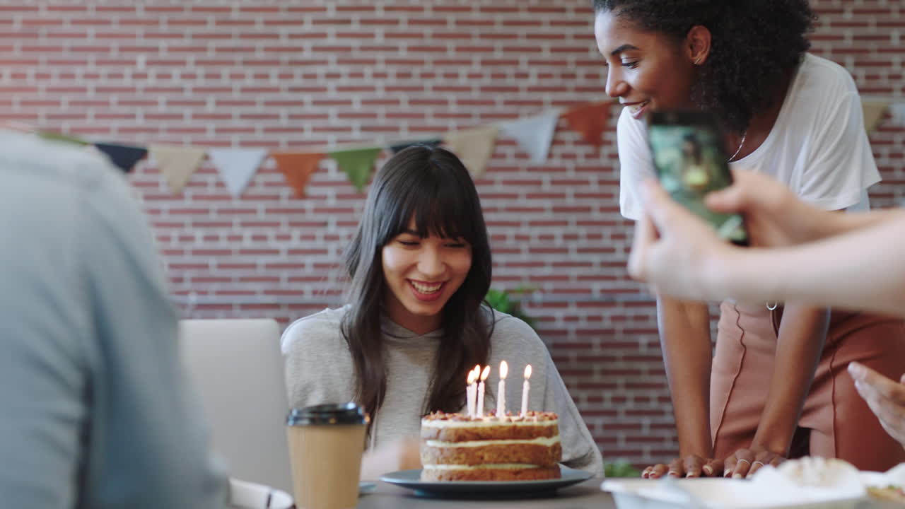 cumpleaños en la oficina, fiesta de pastel