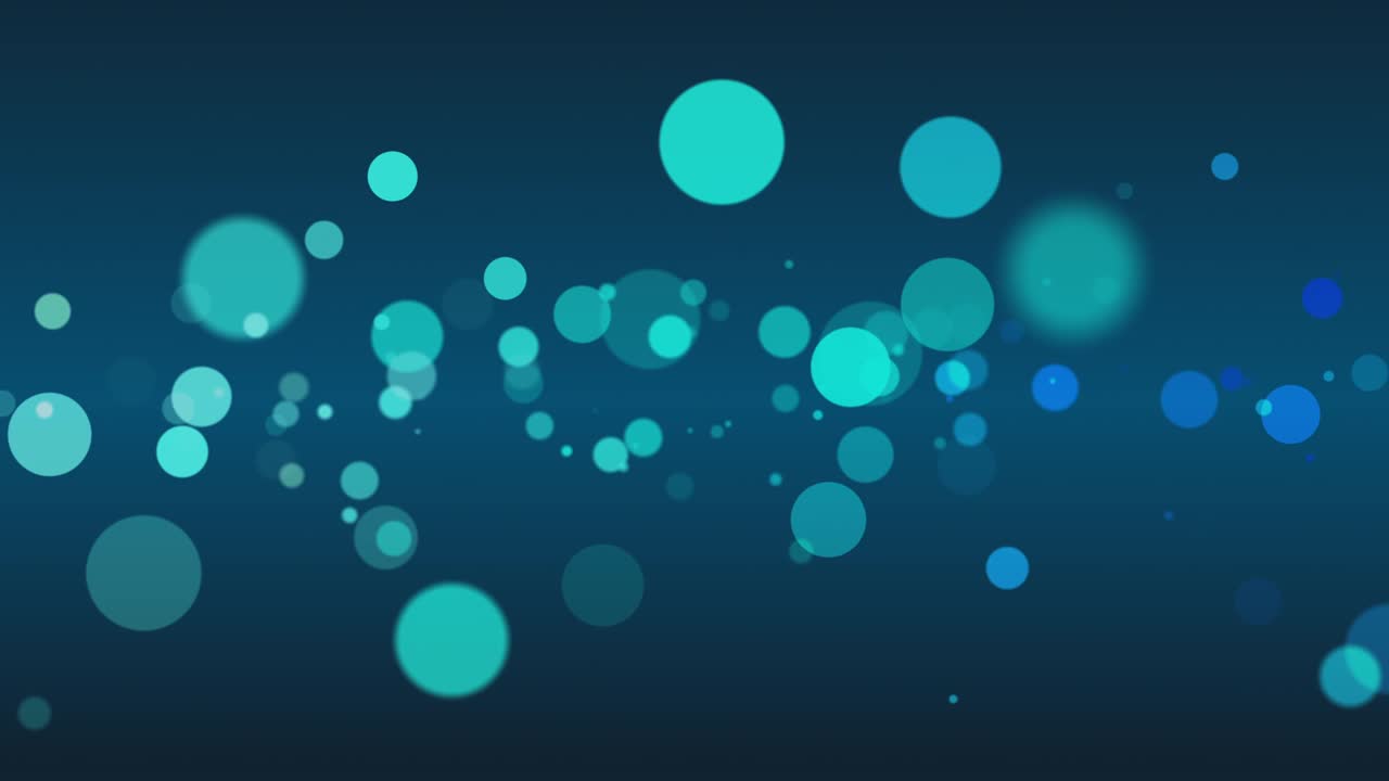 위에서 빛나는 빛 은 깊은 크리스탈 은 파란 물을 통해 와서 아름다운 물 조명 반사 공기 거품과 커튼을 일으킨다.