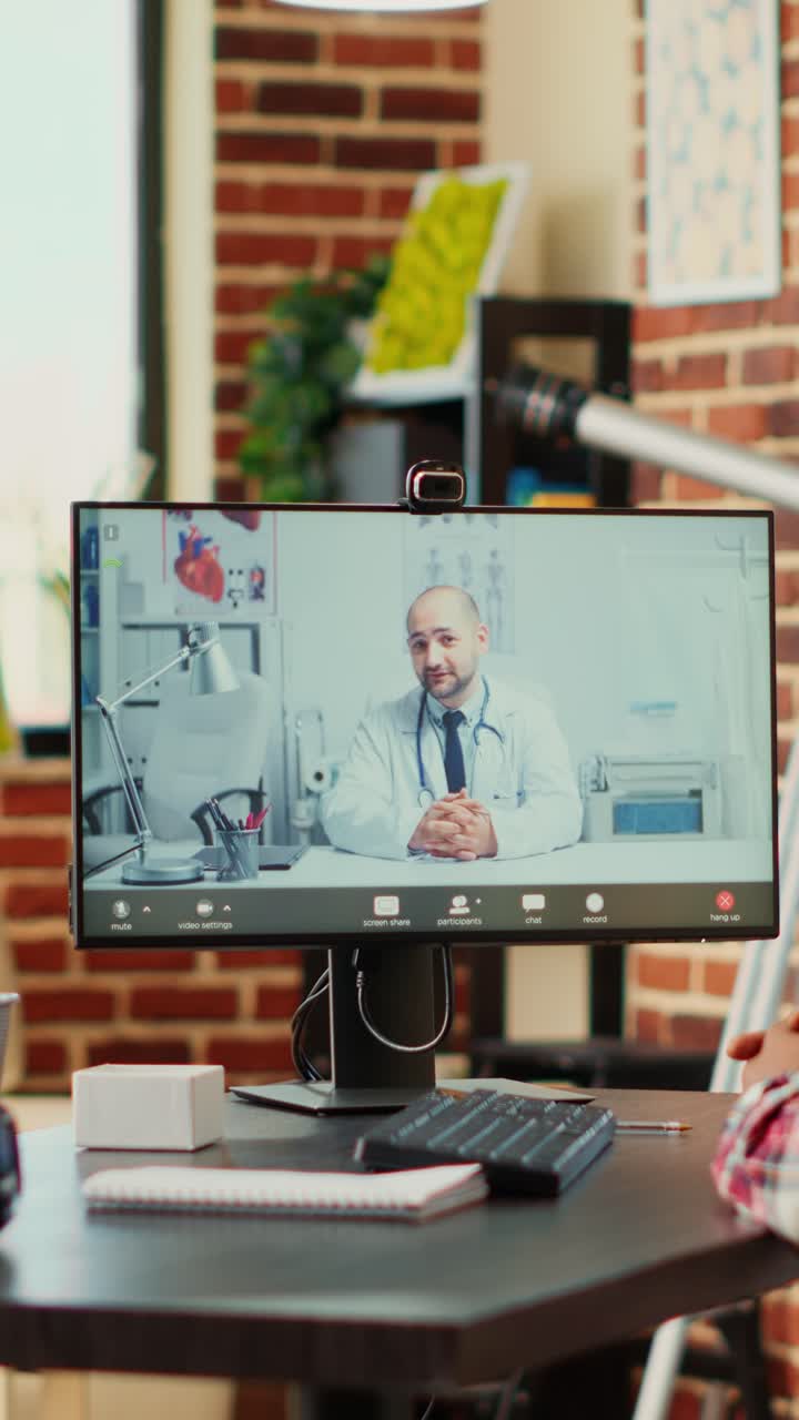 Medico in videochiamata che consulta un paziente online