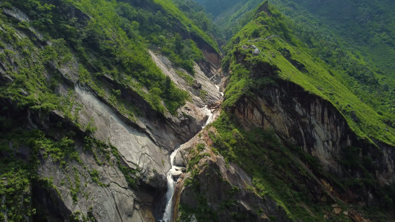 se ve una toma de avión no tripulado de la maravillosa cascada desde mustang nepal con la vista superior de la cascada