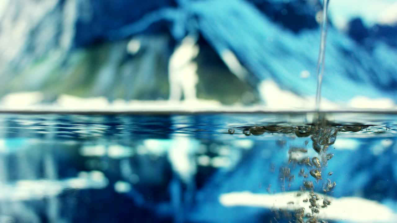 순수한 물, 크리스탈은 느린 동작으로 떨어지고 신선한 소용돌이를 방출합니다. 물은 가장 높은 빙하에서 온다.