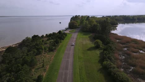 Excelente-Vista-Aérea-De-Los-Autos-Que-Conducen-La-Carretera-A-Lo-Largo-Del-Río-James-En-Virginia