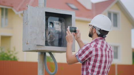 El-Inspector-Toma-Fotos-Del-Medidor-Leyendo-Un-Video-4k