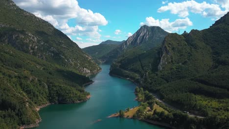 imágenes aéreas horizontales de 4k de un lago en un entorno natural verde con montañas en los pirineos españoles